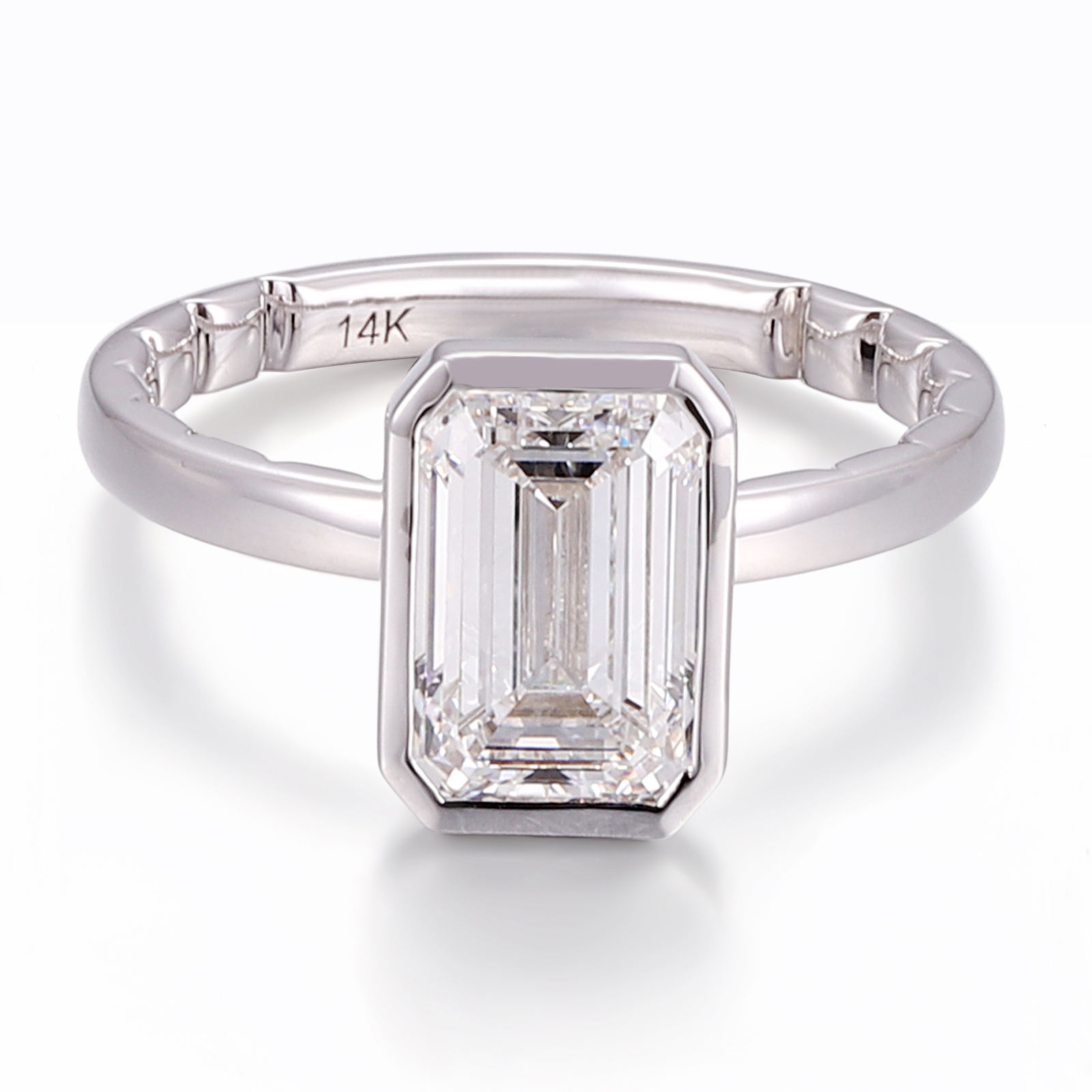 Bague en or massif 10 carats avec diamant de laboratoire.