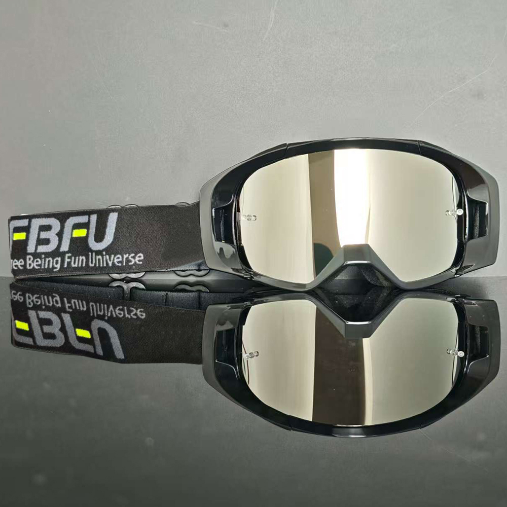 Gafas plateadas con montura negra.