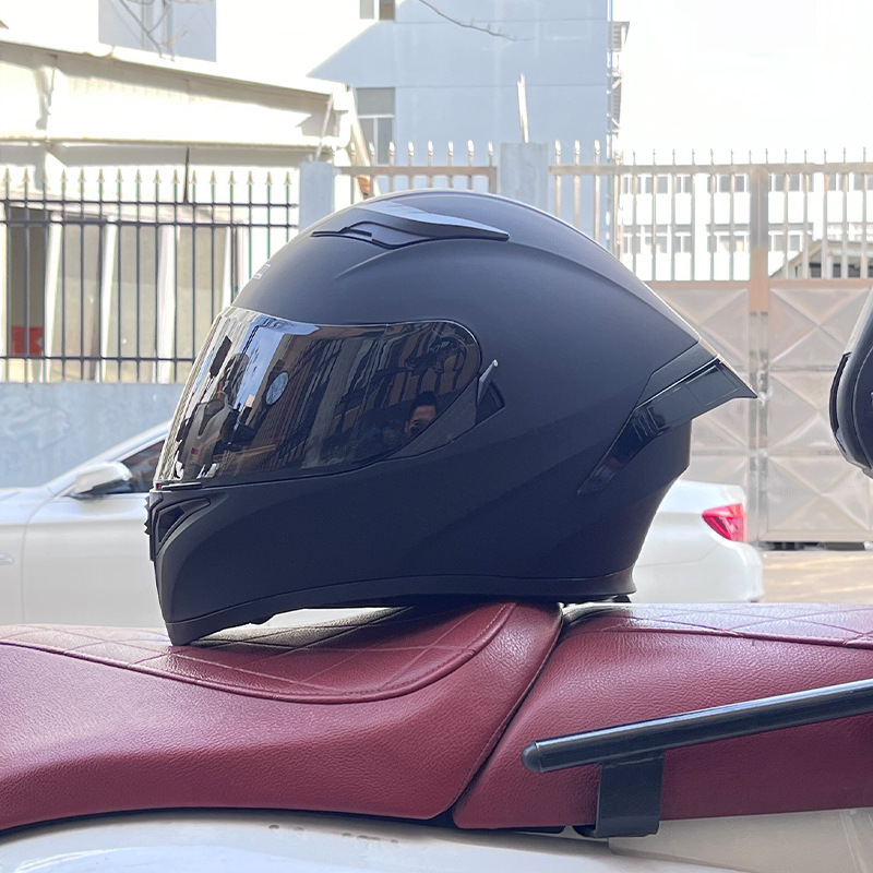 Noir mat avec lentilles de thé noir + spoiler