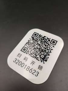 I clienti personalizzati incollano il codice bidimensionale quadrato acrilico trasparente con display con codice a barre in metallo QR code