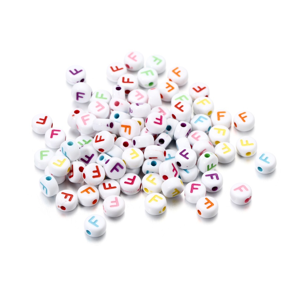 Fond blanc avec lettres rondes colorées F