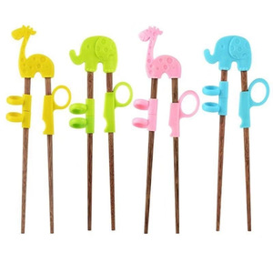 Ayudante de palillos de aprendizaje y entrenamiento de bebés y niños de madera reutilizable de animales de dibujos animados. Adecuado para bebés principiantes. - Product Image 1