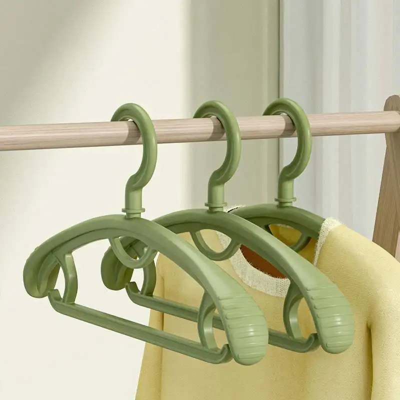 LEEKING Wholesale anti slip shoulder angle garments plastic hanger high quality household wide shoulder clothes hangers