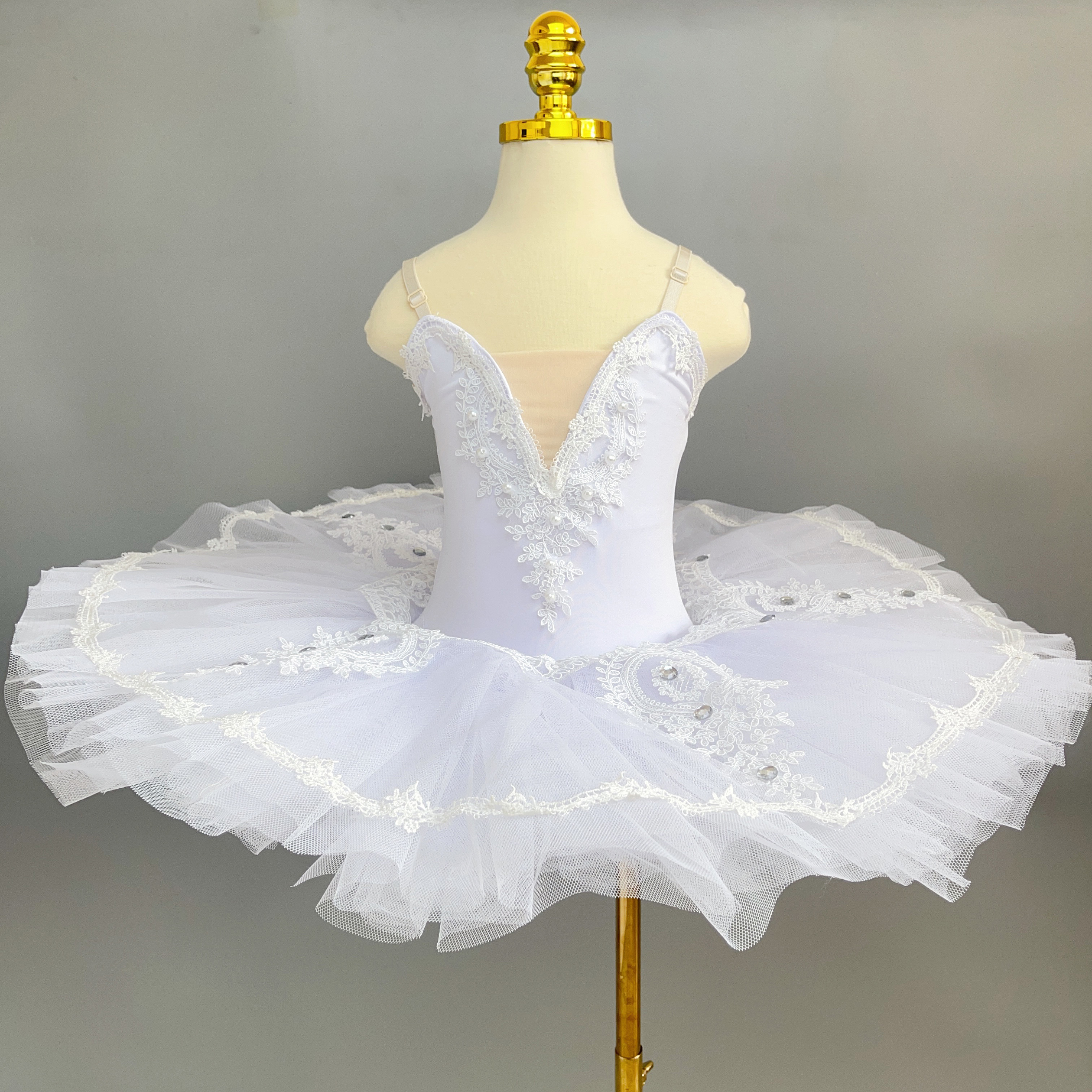 Broderie ananas blanc sur fond blanc