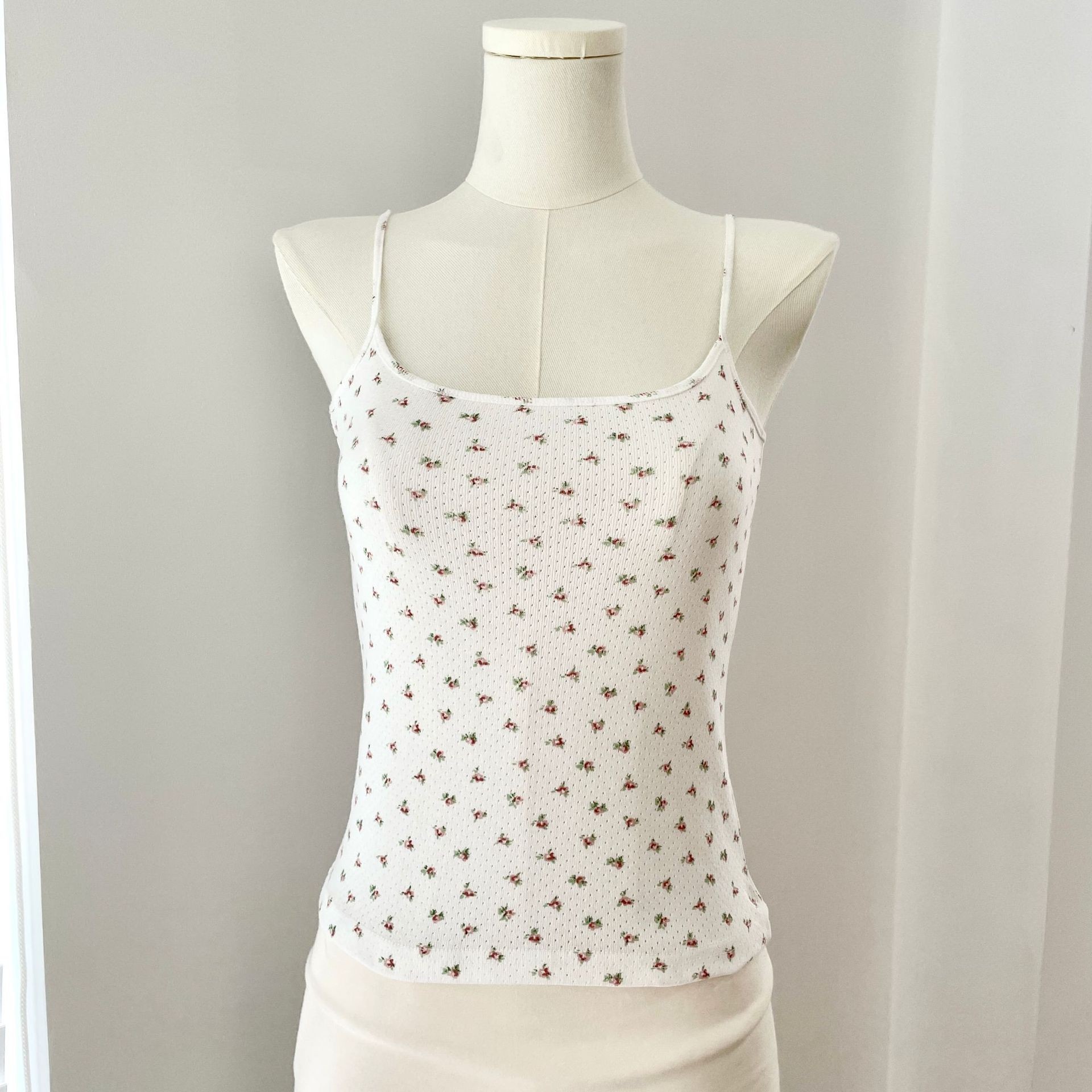Fond blanc avec des fleurs roses