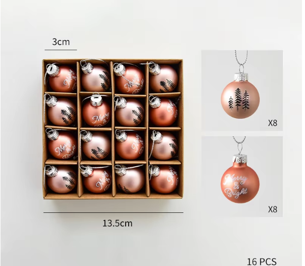 Boule de Noël en forme de châtaignier, dorée.