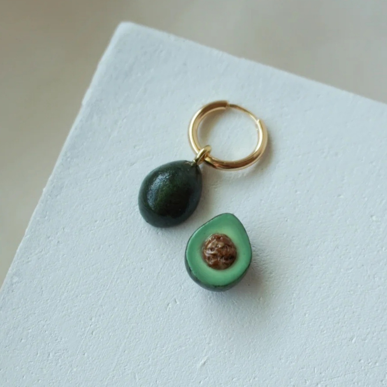 pendentif simple avocat doré 3