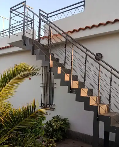 Tangga besi tempa logam tangga luar ruangan dengan pegangan dengan tangga PVC
