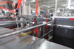 Máquina automática de fabricación de cortador de bolsas de plástico con mango de bolsa de plástico PE de alta velocidad - Product Image 5