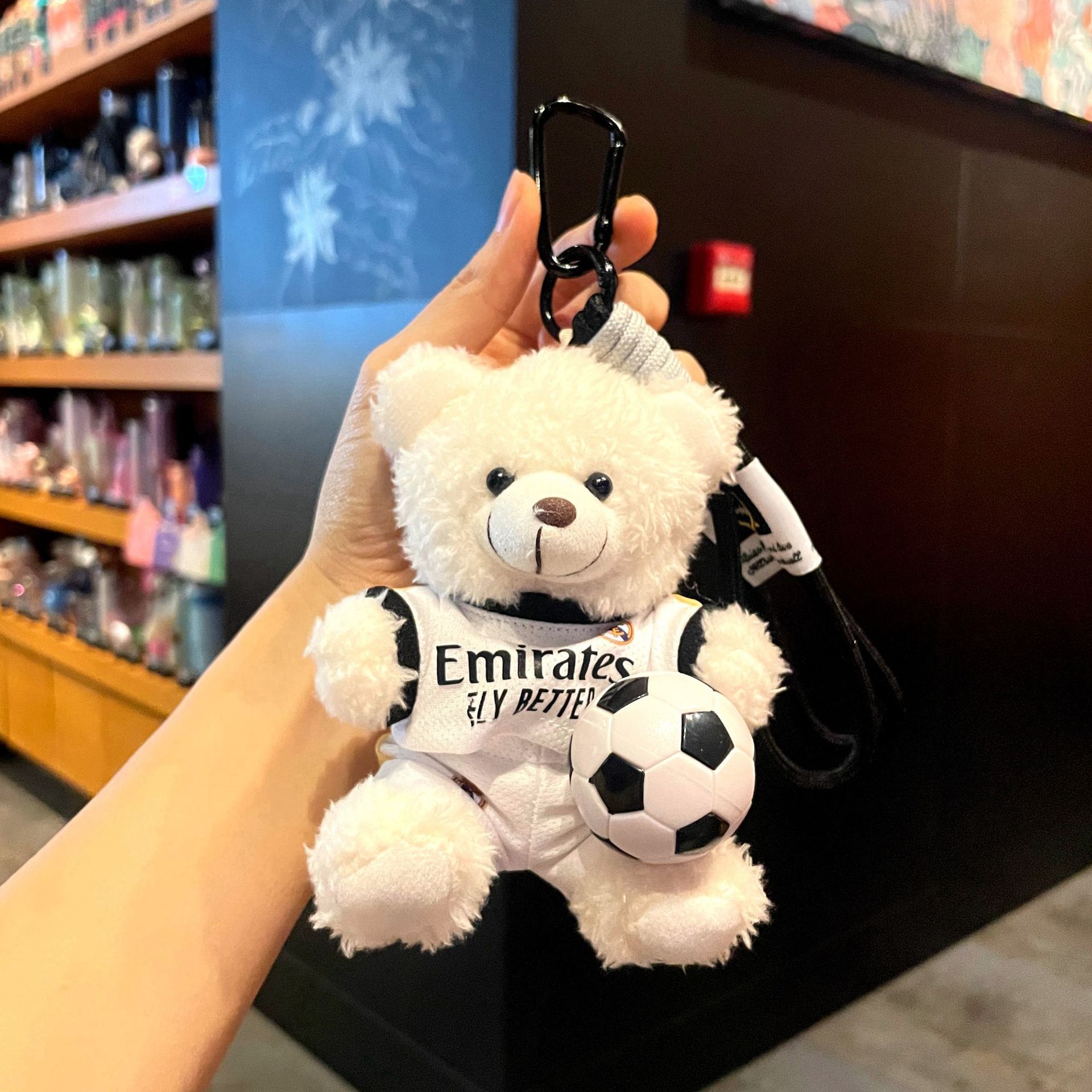 Ballon de football noir et blanc Real Madrid, petit ours câlin.