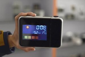 P608เครื่องฉายเวลา LED ตั้งโต๊ะ, โปรเจ็คเตอร์ปฏิทินนาฬิกาปลุกแบบดิจิตอลหน้าจอสีแสดงนาฬิกาปฏิทินสภาพอากาศ