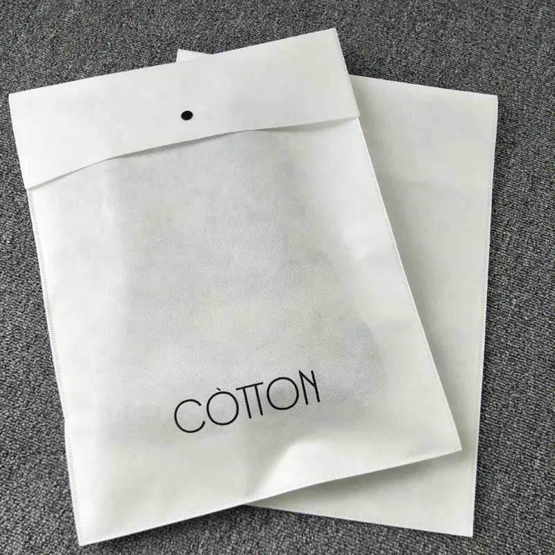 Sacchetti d'imballaggio Non tessuti bianchi di alta qualità 70g con il Logo stampato su ordinazione, borse Non tessute del bottone per l'imballaggio delle felpe con cappuccio della maglietta del vestito