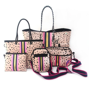 Delikli tasarım ile 2025 yaz moda neopren Tote plaj çantası büyük ve iki kolları kadınlar için özelleştirilebilir Logo - Product Image 1