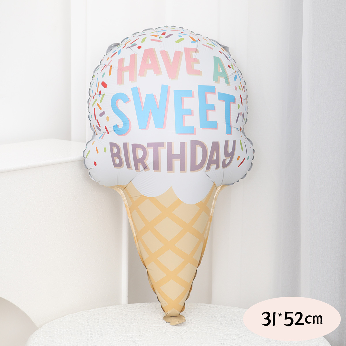 Cornet de glace d'anniversaire blanc