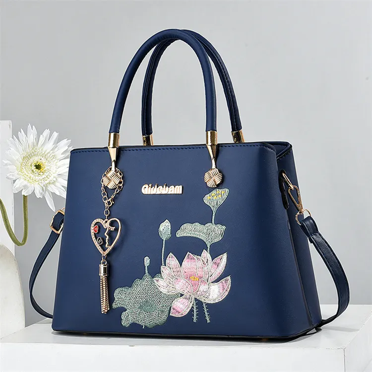 नवीनतम 2024 नीले रंग के फुल लेदर फूल नए ब्रांड डिजाइनर महिलाओं के लिए कढ़ाई के साथ हैंड बैग