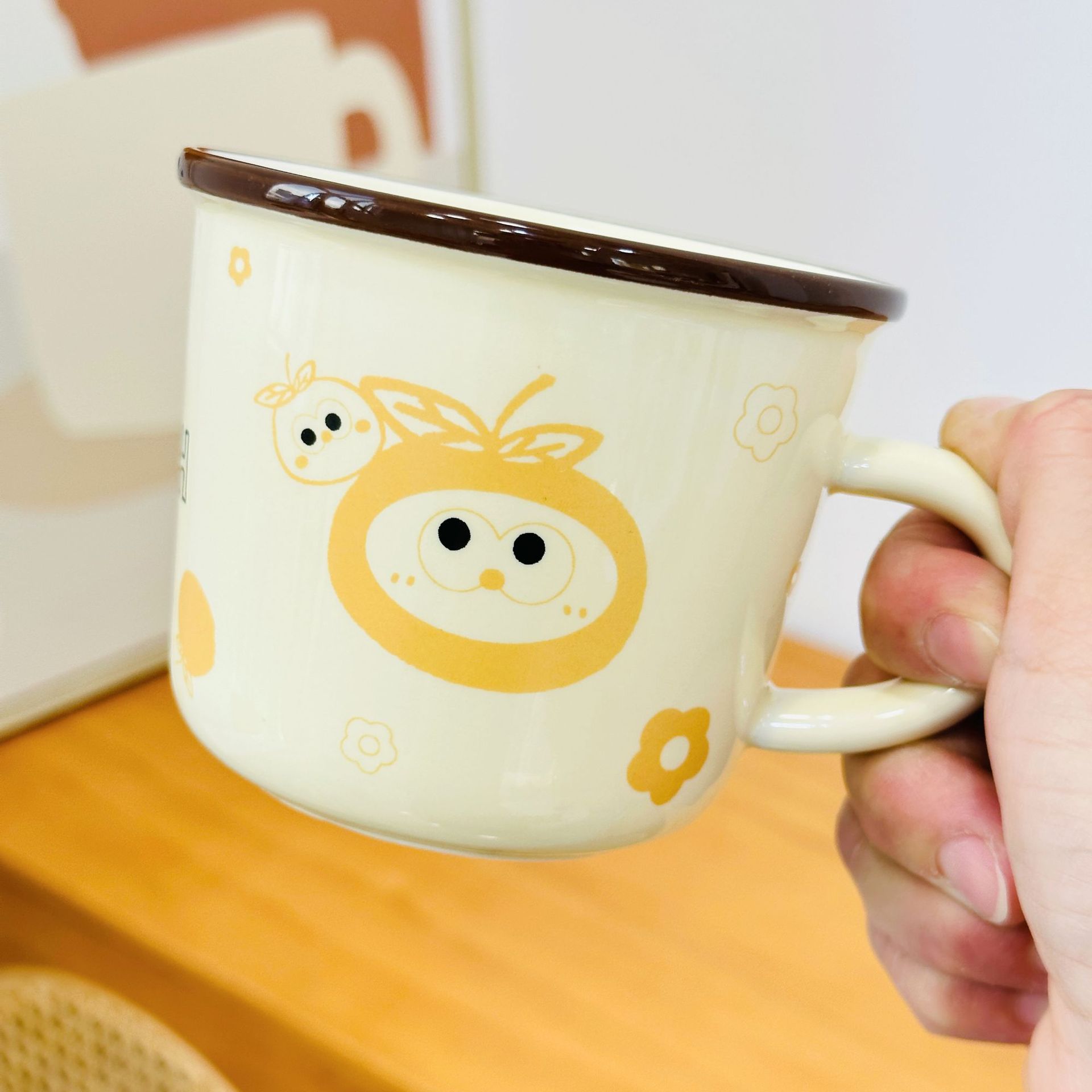 Tasse unique orange en haut à gauche
