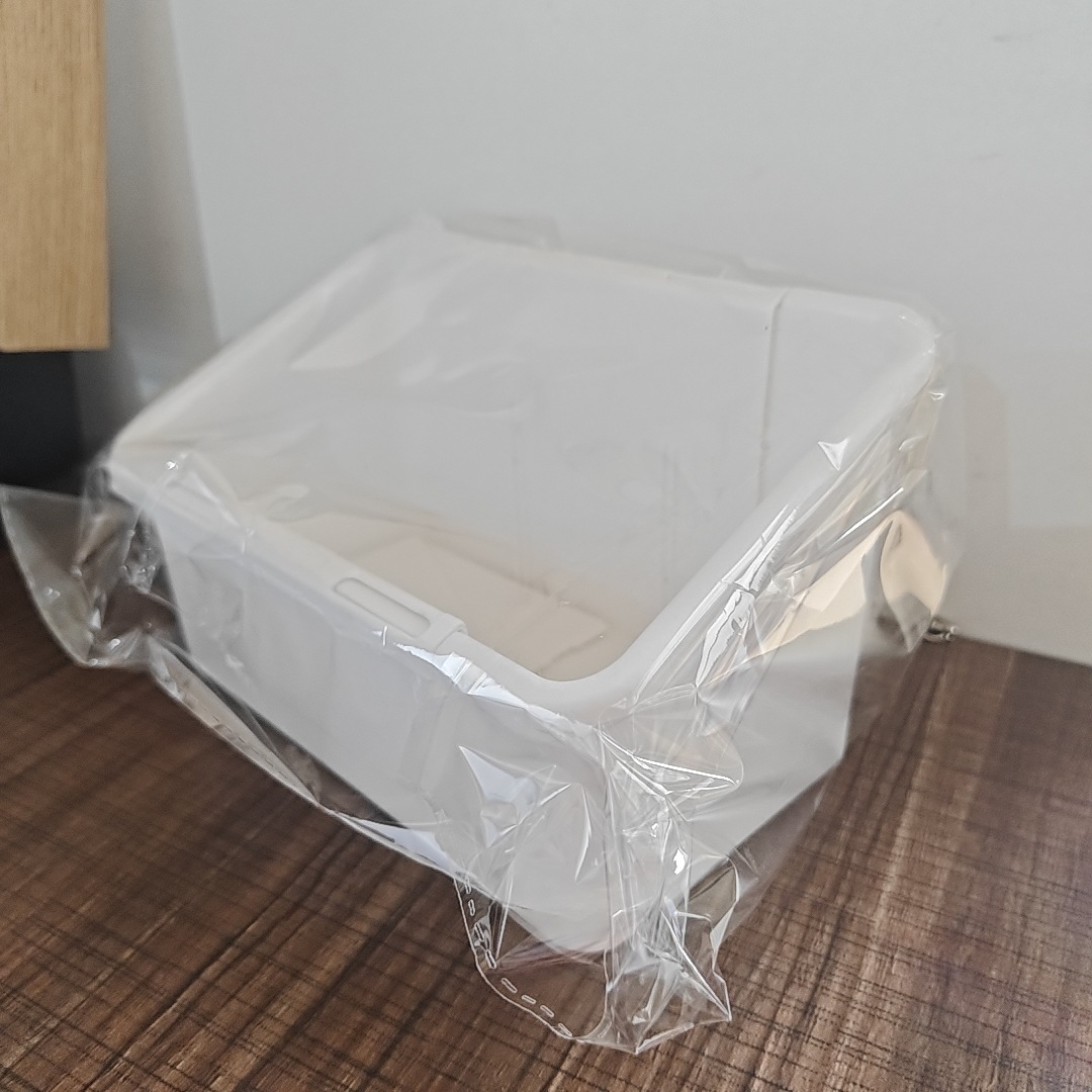White extendable storage box