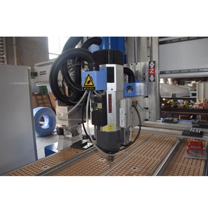 Cabezal de perforación 5 + 4 de alta calidad, máquina de anidamiento CNC de China, diseño de puerta de madera, fabricación de enrutador CNC de madera ATC de 4 ejes, precio - Product Image 4