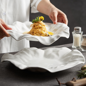 Piatto da portata per torta in porcellana personalizzato in ceramica Fine di forma irregolare goffrata bianca semplice dal nuovo design unico ed elegante - Product Image 5