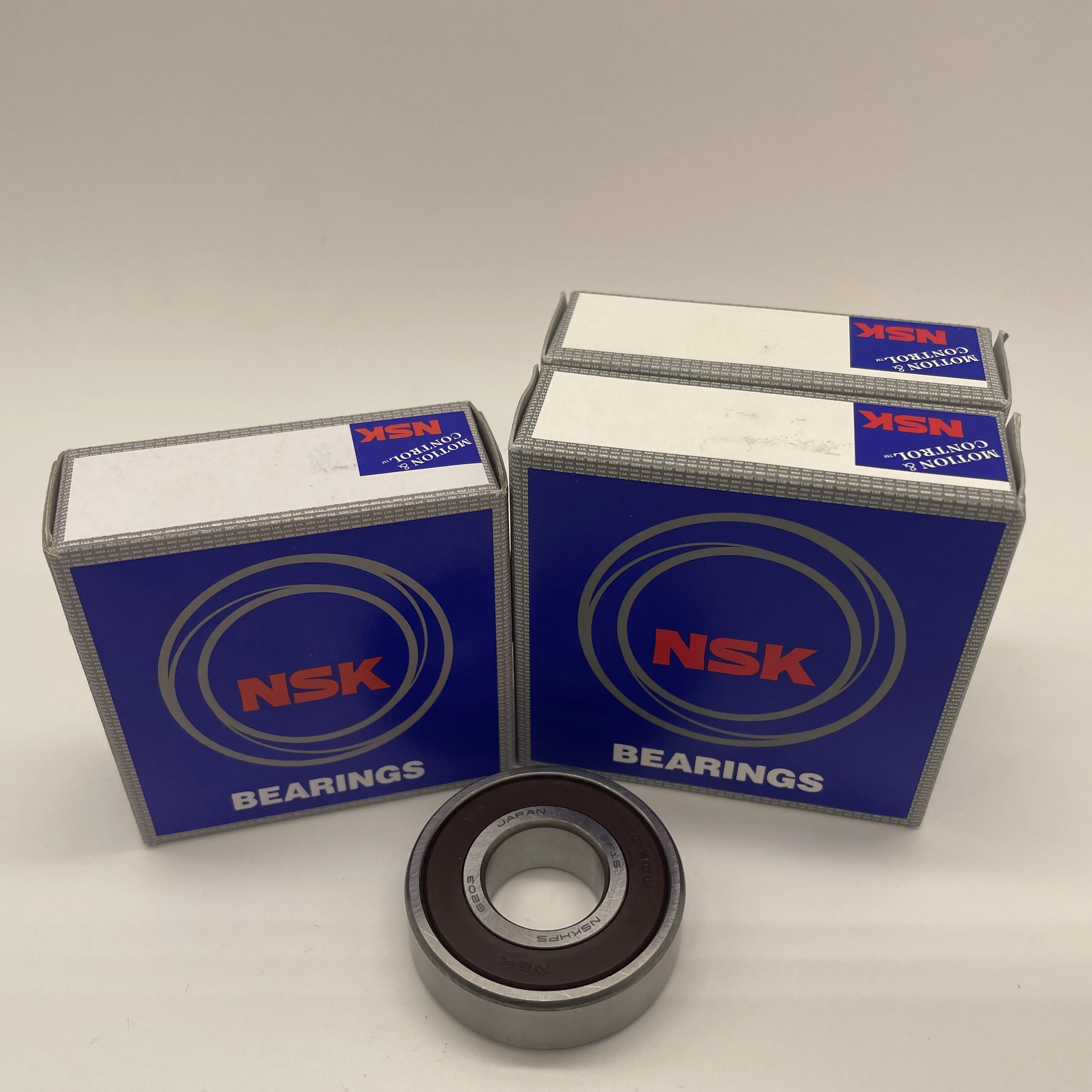 محامل NSK أصلية عالية الدقة 6201 6202 6203 6300 6301 6302 6004 6200 6207 محامل بكرات كبيرة الحجم لمسامير عميقة C3