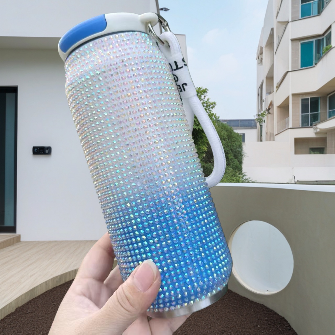 สีฟ้าและสีขาว