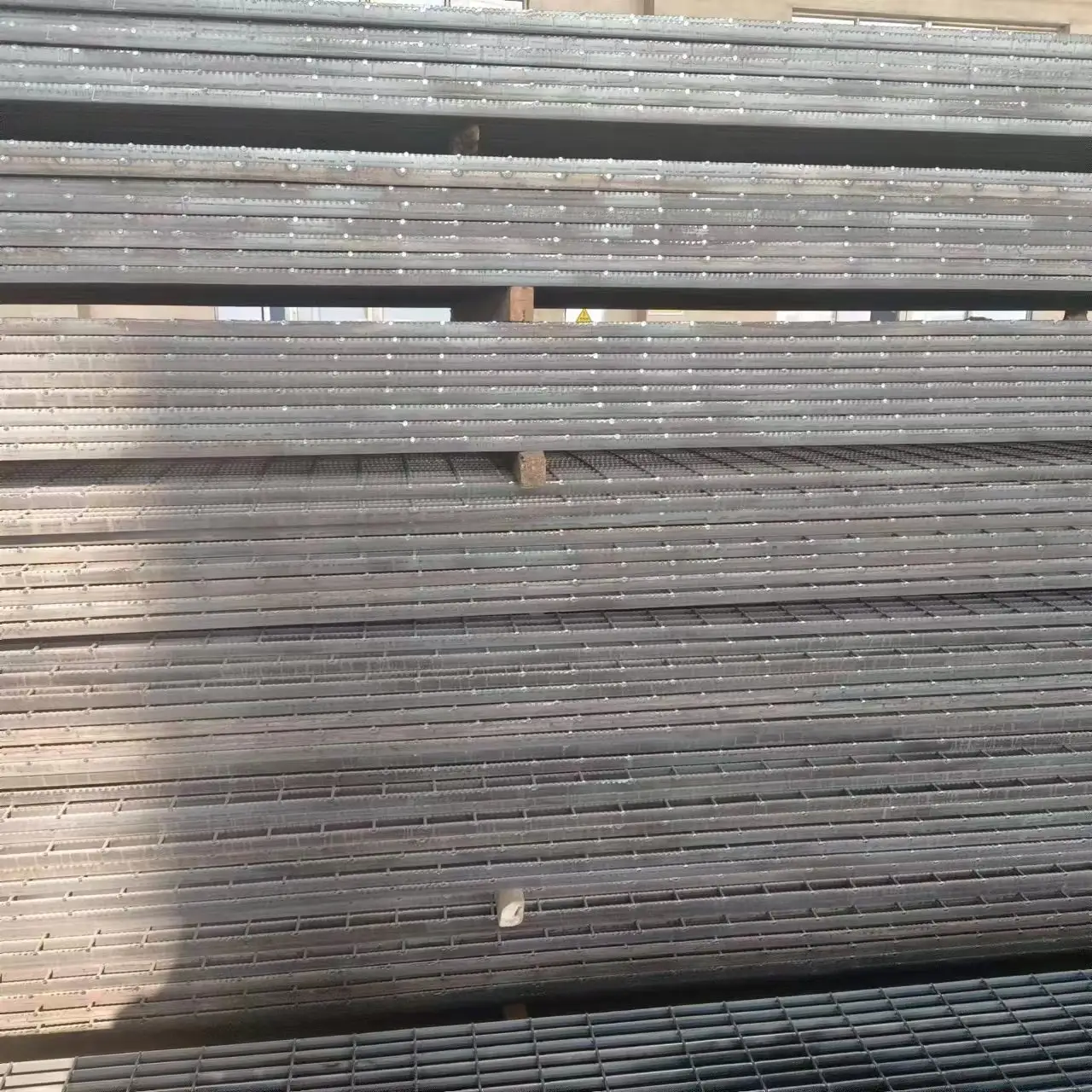Placa de rejilla de acero galvanizado en caliente, placa de rejilla de acero inoxidable, placa de cubierta de zanja de drenaje, escalón de escalera