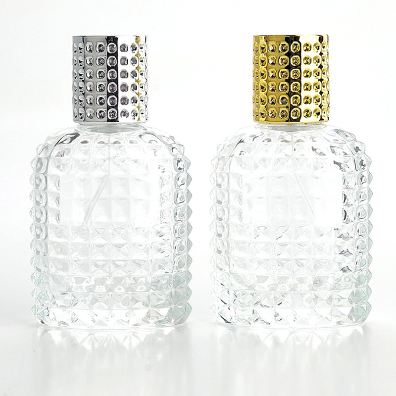 Botella de vidrio transparente con tapa de plata