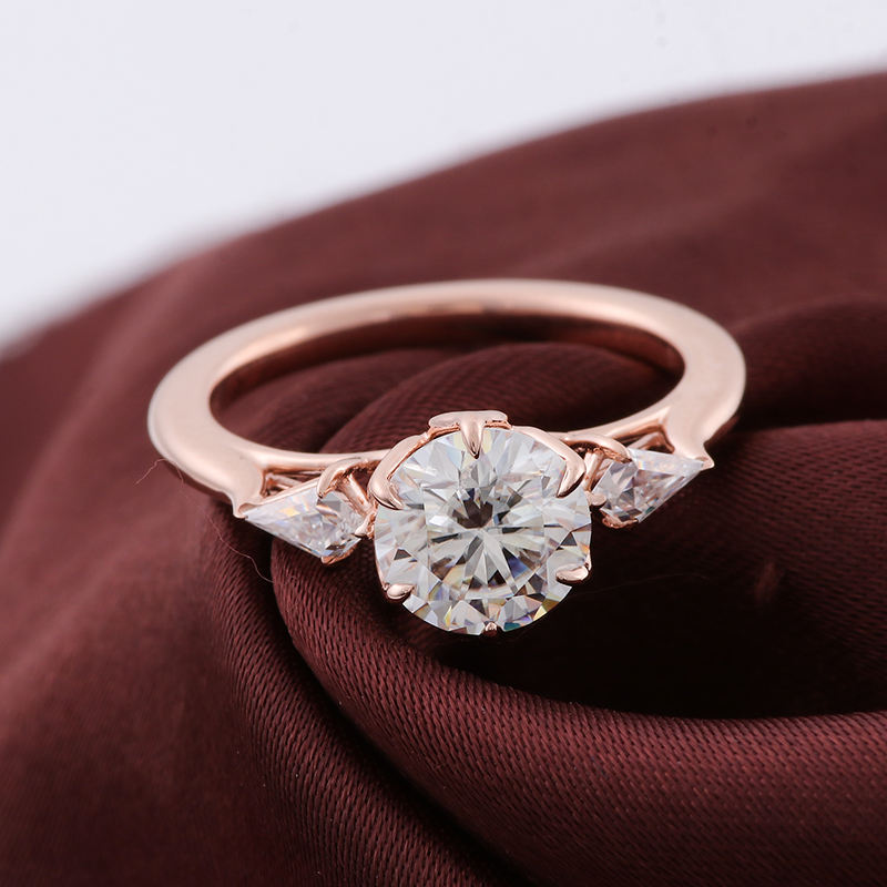 Bague en or massif 14 carats avec moissanite et diamants.