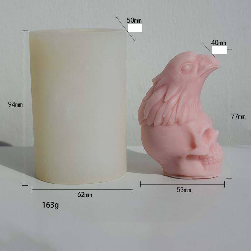 Aigle RS1-3675 marchant sur le moule de crâne