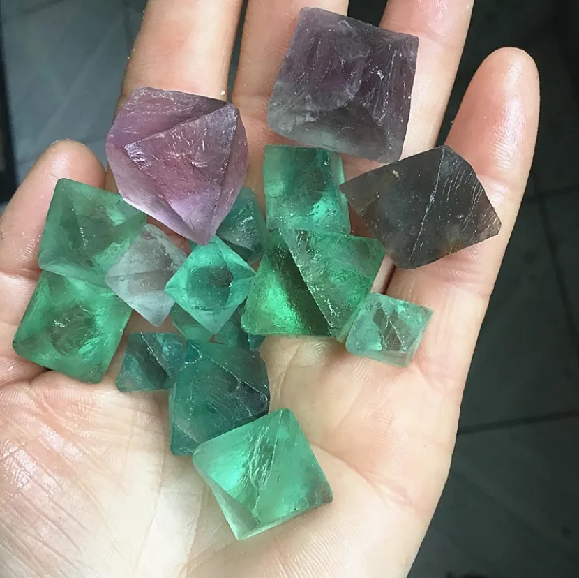 Pedra de cristal natural de fluorite, semi-precioso da alta qualidade octacedron para venda