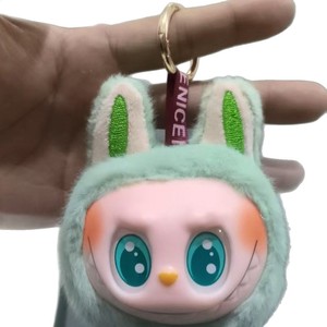 Vinilden yapılmış bir oturma pozisyonunda küçük bir kafa ile yeni ikinci nesil peluş peluş oyuncak sevimli ve çirkin