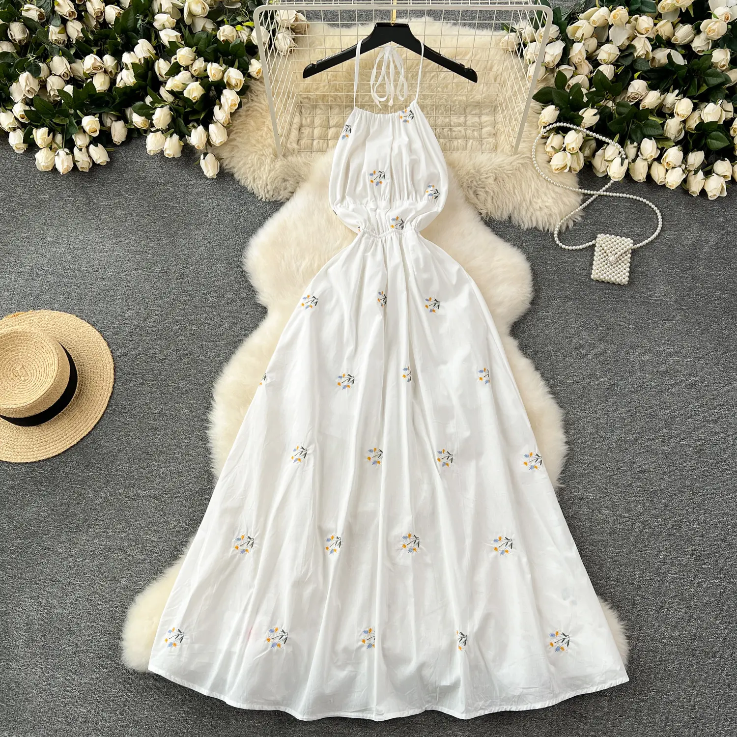 Vestido sem costas sexy personalizado para mulheres vestido branco bordado de férias com flores