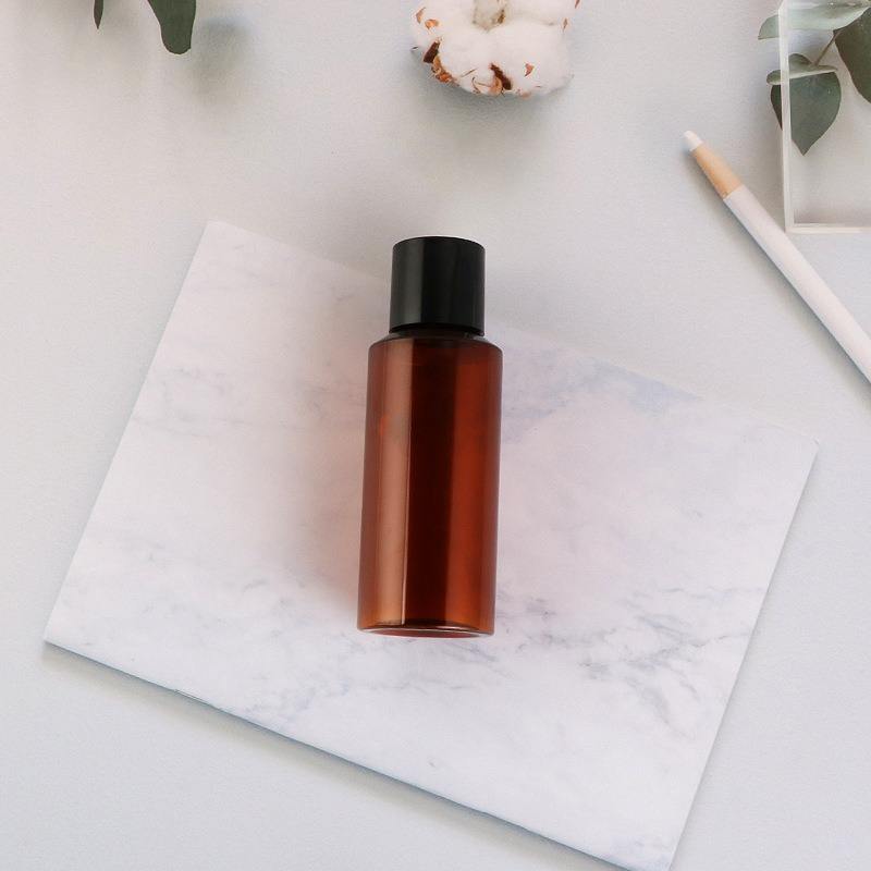 ขวดสีเหลืองอำพันพร้อมฝาปิดสีดำ