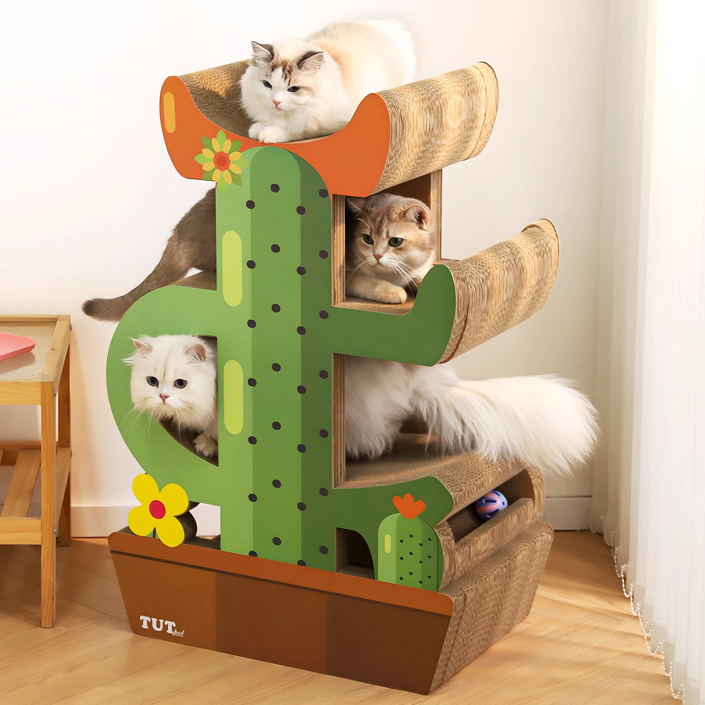 Rascador para gatos con forma de cactus verde claro.