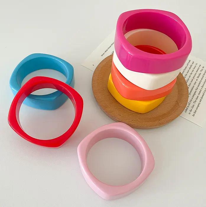 Il più nuovo braccialetto grosso in resina trasparente braccialetto fascino donne braccialetto acrilico gioielli braccialetto di plastica per le ragazze