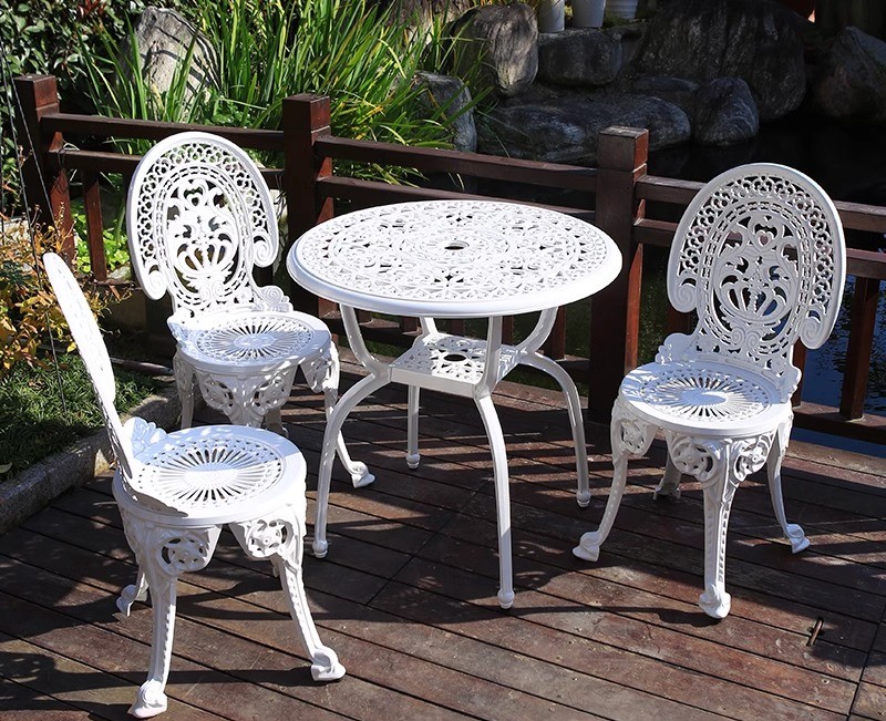 Couronne trois chaises couronne 70 table ronde-blanc