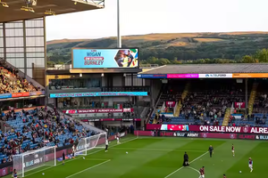 サッカースタジアム用ディスプレイボード信頼済みサプライヤーP6.67フルカラーLED広告スクリーンIP65屋外用