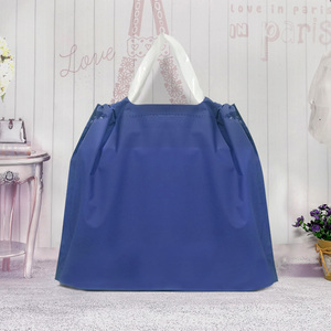 少最小起订量聚磨砂亚光塑料抽绳购物袋手柄带标志的衣服 - Product Image 4