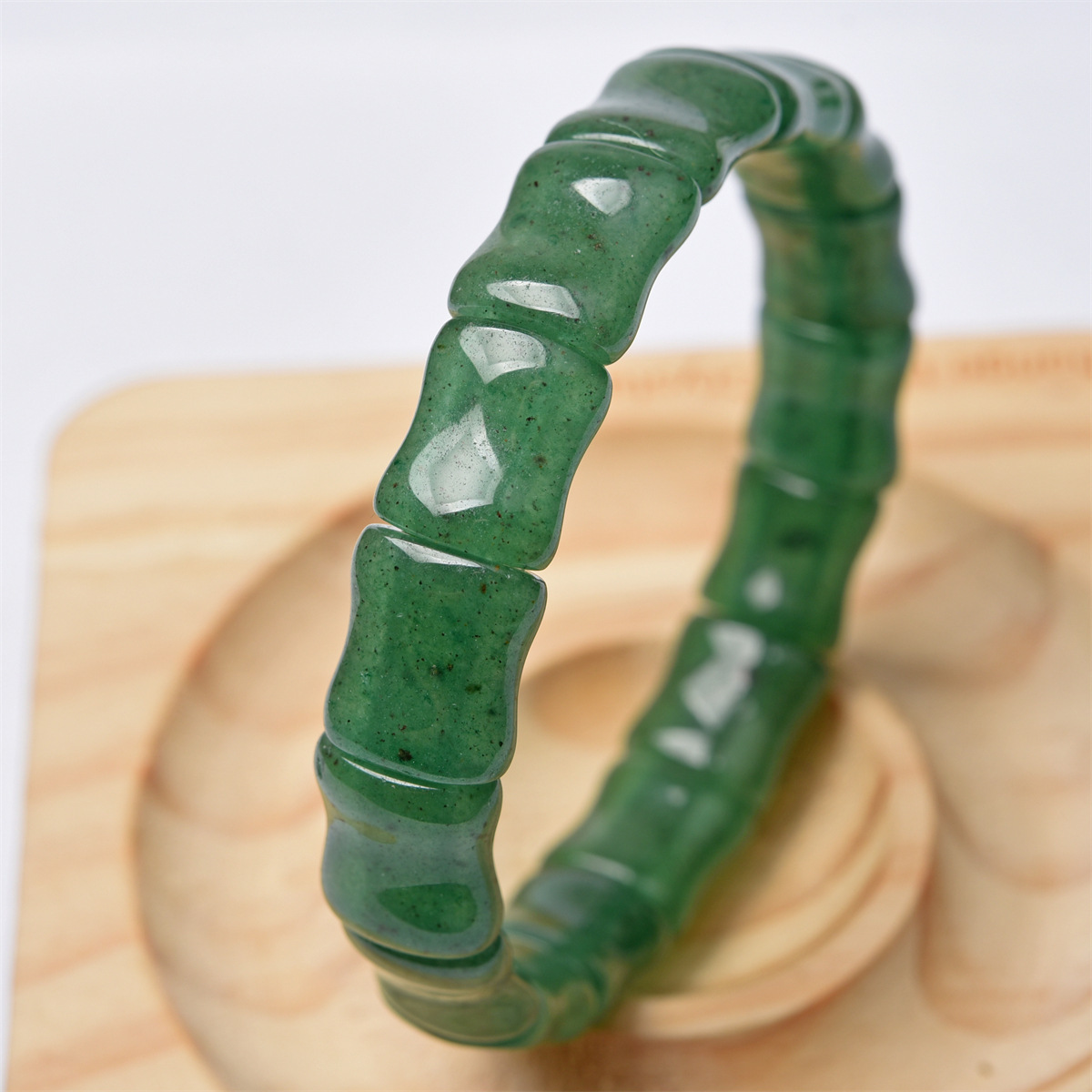 Tarjeta de mano de bambú verde fresa