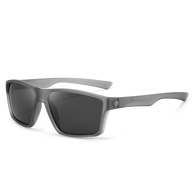 Montura gris transparente con lentes gris oscuro.