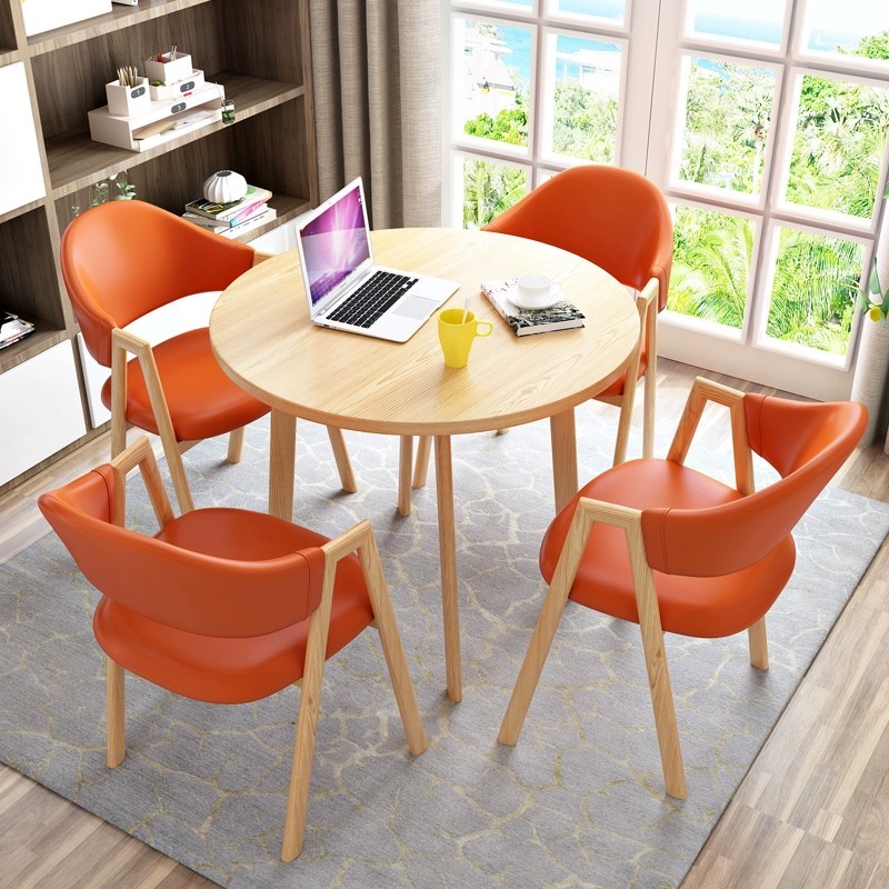Cuero naranja 4 sillas + mesa redonda 80 color madera