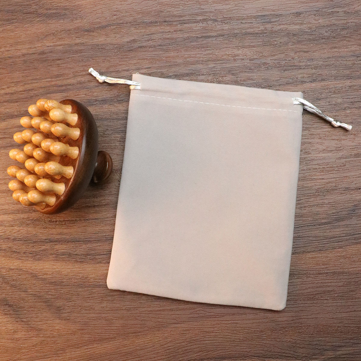 Peigne de massage 28 dents, dents larges + pochette en velours.