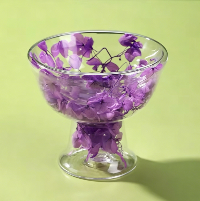 Coupe de glace aux pétales de violettes