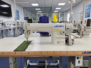 Используется Juki-8100b-7r, промышленная швейная машина с прямым приводом, высокоскоростная программируемая Механическая одежда, автоматическое руководство