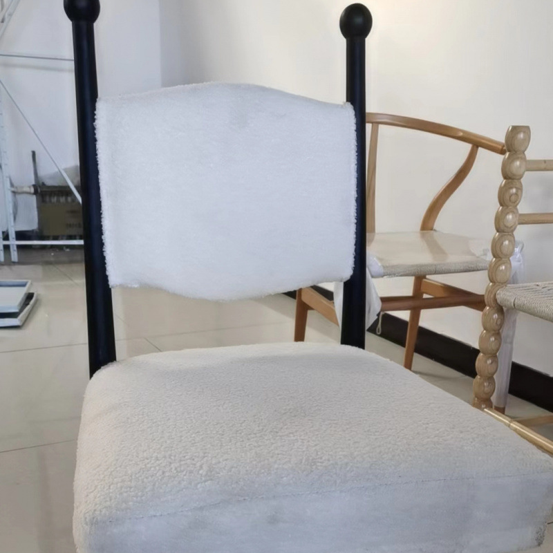 Laine d'agneau noire et blanche *1