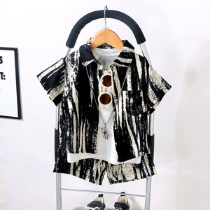 男の子用半袖サマースーツ子供用無地柄フラワーシャツ & ショートパンツ流行のベビー服
