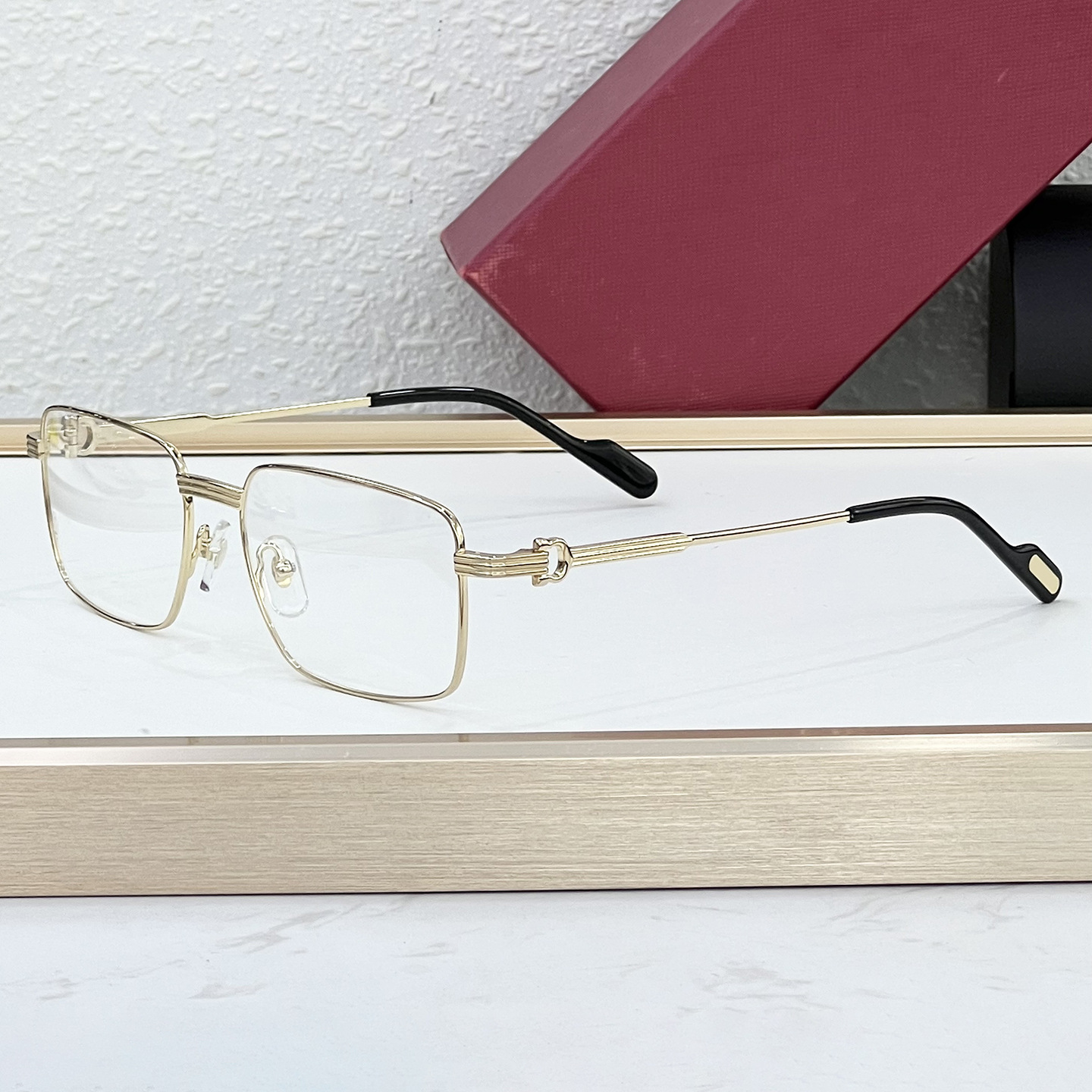 Optique à monture dorée et noire