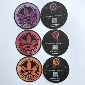 定制便宜的纸盒杯垫饮料，纸卡杯垫圆形可以定制艺术品标志