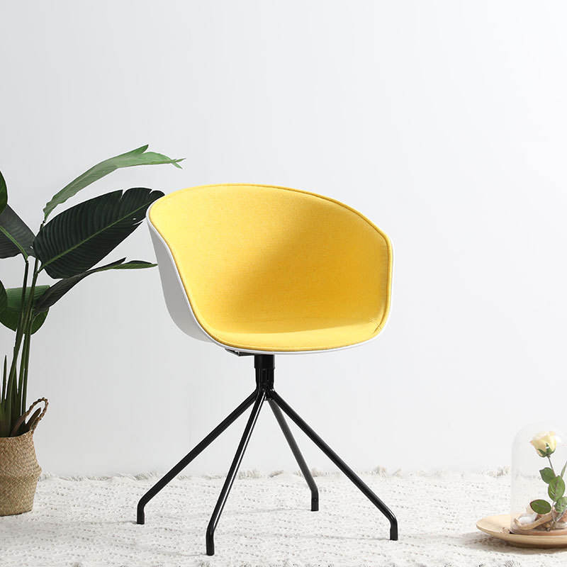 Voiture jaune semi-fermée sans roues