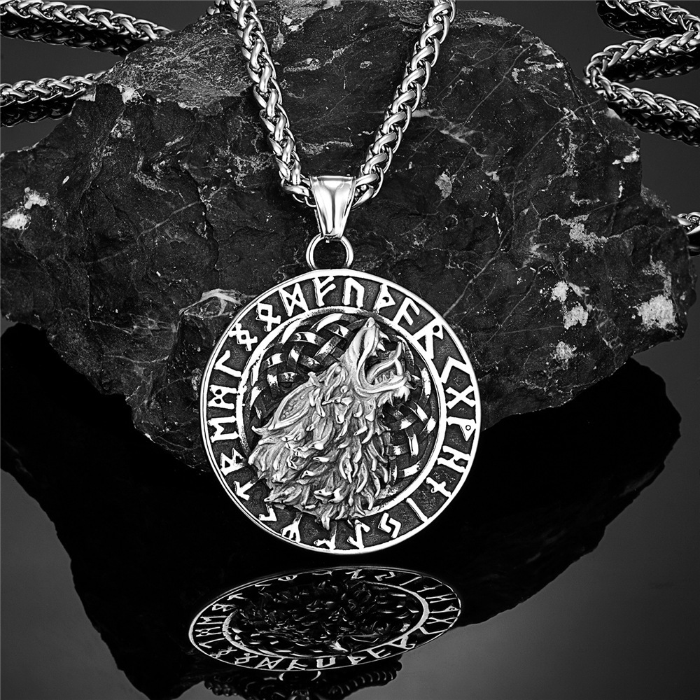 Silver pendant necklace